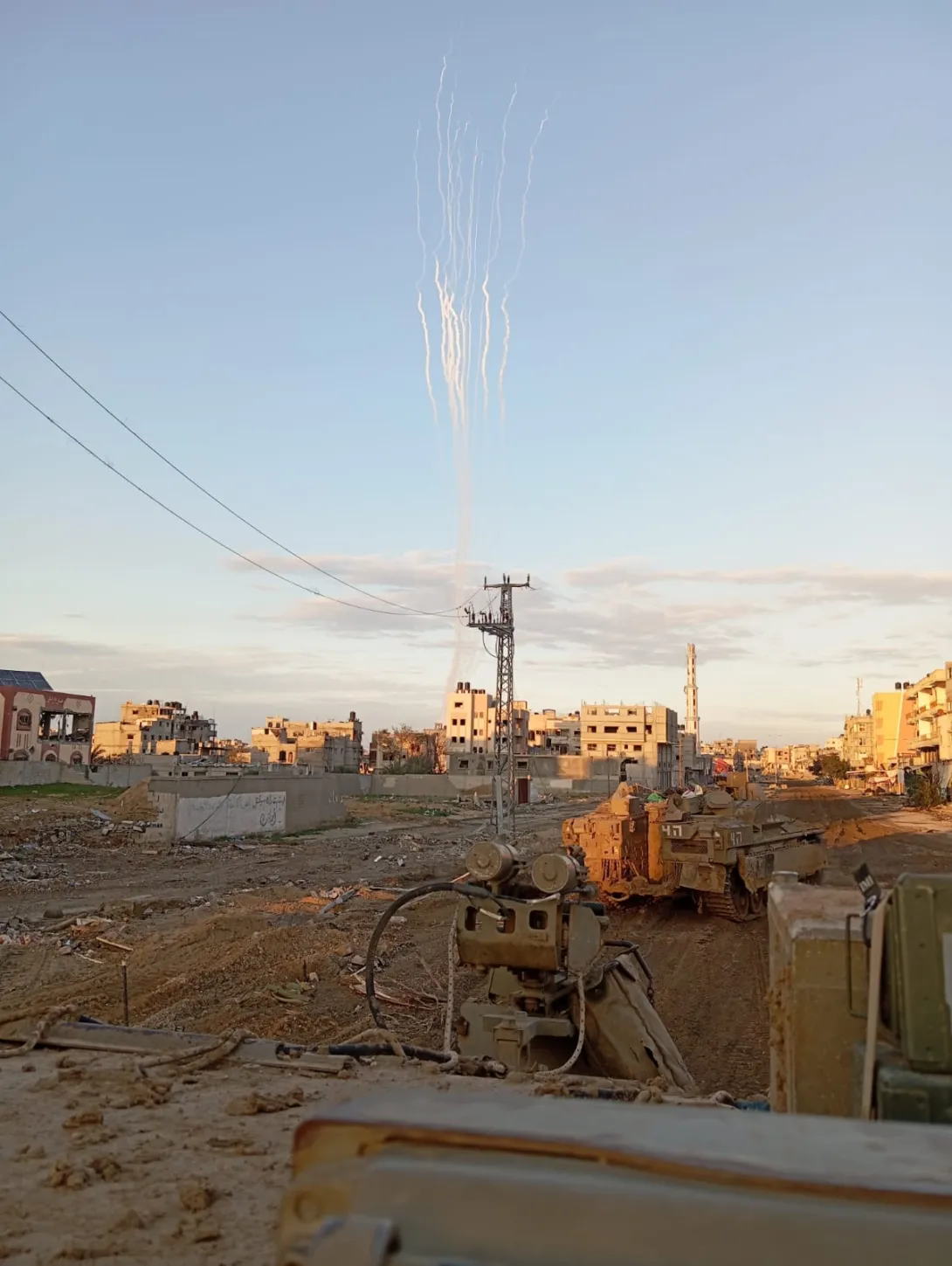 Rocket barrage fired from Khan Yunis towards Gush Dan at 16:50 on January 29th, 2024, as pictured from Al Sikkeh street in Khan Yunis